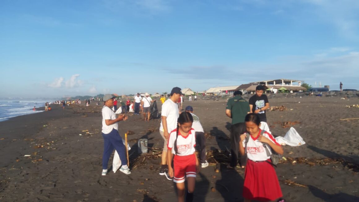 Kegiatan Bersih Pantai Menyambut Earth Day
