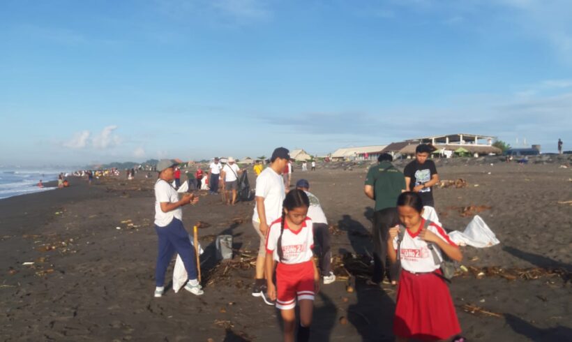 Kegiatan Bersih Pantai Menyambut Earth Day